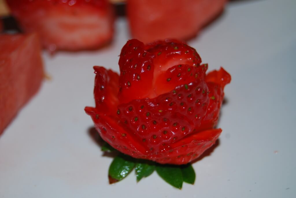 how to make a strawberry rose