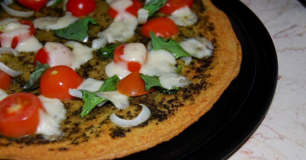 vegan pizza with quinoa crust | recipe from accidentallycrunchy.com