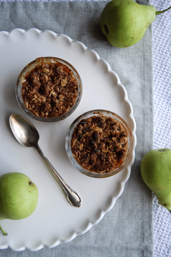 Delicious pear crisp recipe - vegan and gluten-free baked pear dessert | find this recipe and other healthy allergy-safe recipes at accidentallycrunchy.com